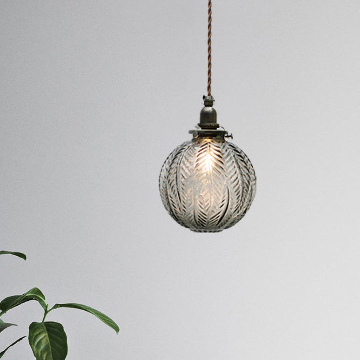 ColonialGlow: Lampada a sospensione rotonda in vetro con design coloniale e compatibile con LED – per ingressi e soggiorni