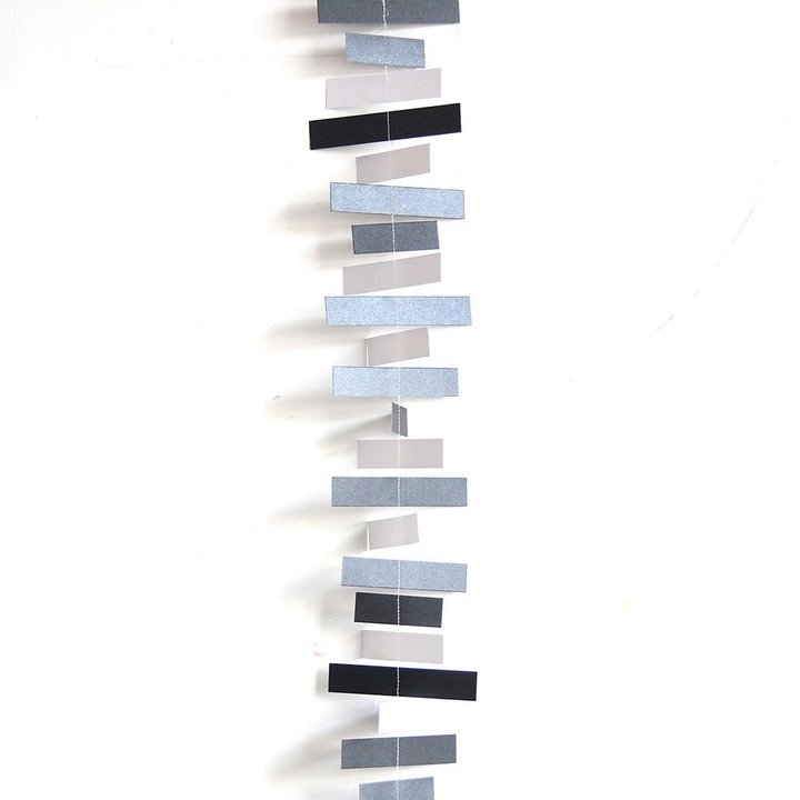 PrismStrips™ – Ghirlanda in Carta Riflettente Kinetica