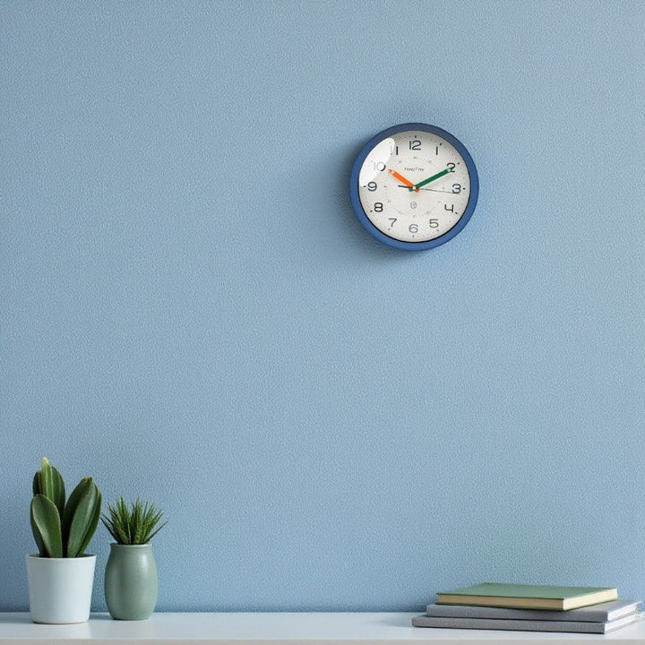 NordicTime – Orologio da Parete Rotondo con Numeri Nordici Chiari