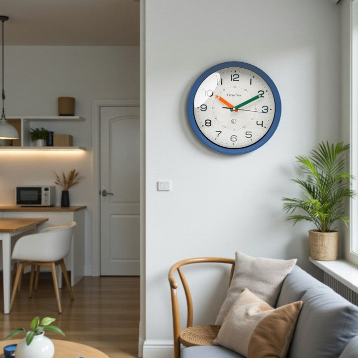 NordicTime – Orologio da Parete Rotondo con Numeri Nordici Chiari