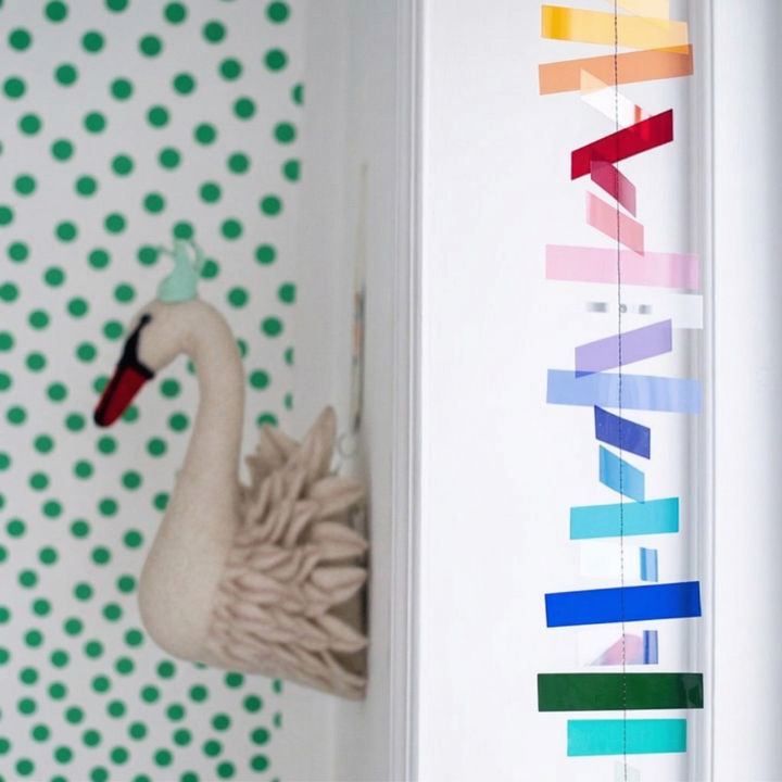 PrismStrips™ – Ghirlanda in Carta Riflettente Kinetica