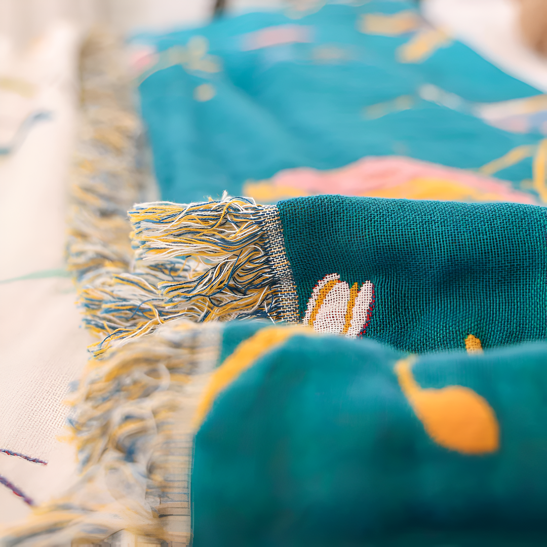 Coperta con Frange e Uccelli Fantasiosi
