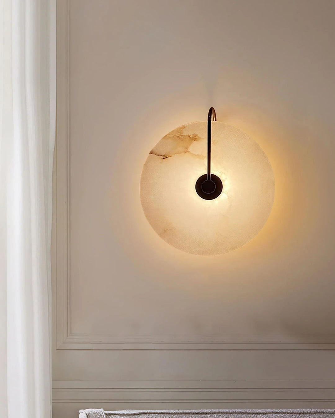 AlbaCiré: Moderno Applique LED in Alabastro dal design circolare – per camera da letto e soggiorno