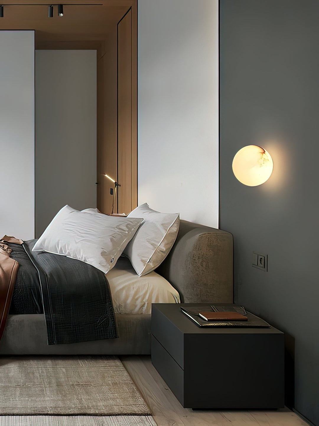 AlbaGlobus: Applique rotonda LED 1-fiamma con sfera in vetro di alabastro e telaio in ferro – per corridoio e soggiorno
