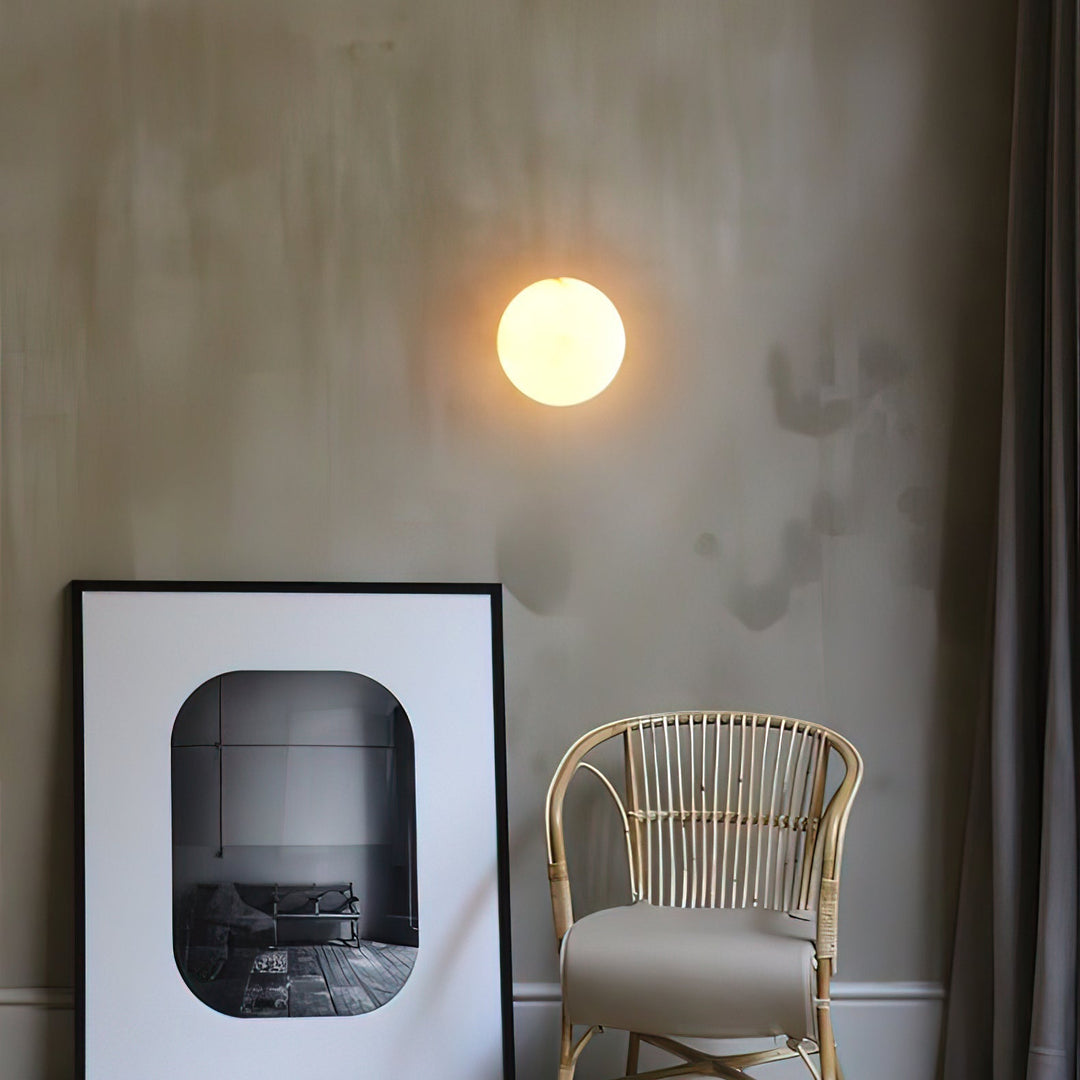AlbaGlobus: Applique rotonda LED 1-fiamma con sfera in vetro di alabastro e telaio in ferro – per corridoio e soggiorno