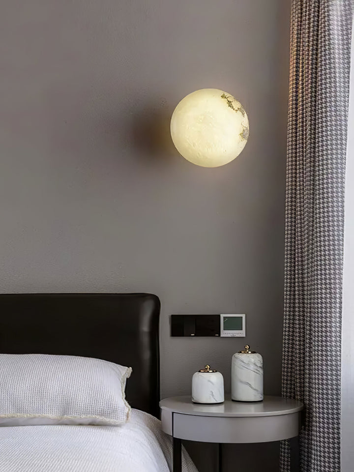 AlbaGlobus: Applique rotonda LED 1-fiamma con sfera in vetro di alabastro e telaio in ferro – per corridoio e soggiorno
