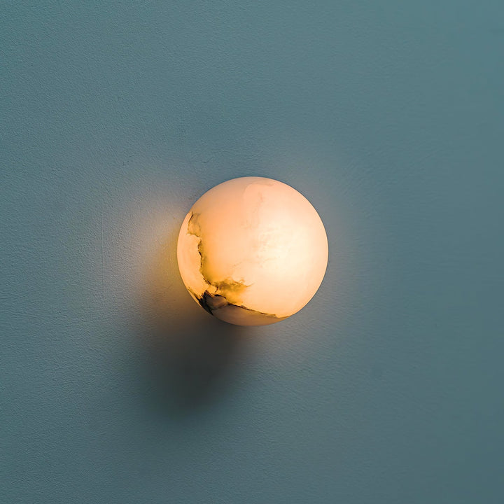 AlbaGlobus: Applique rotonda LED 1-fiamma con sfera in vetro di alabastro e telaio in ferro – per corridoio e soggiorno