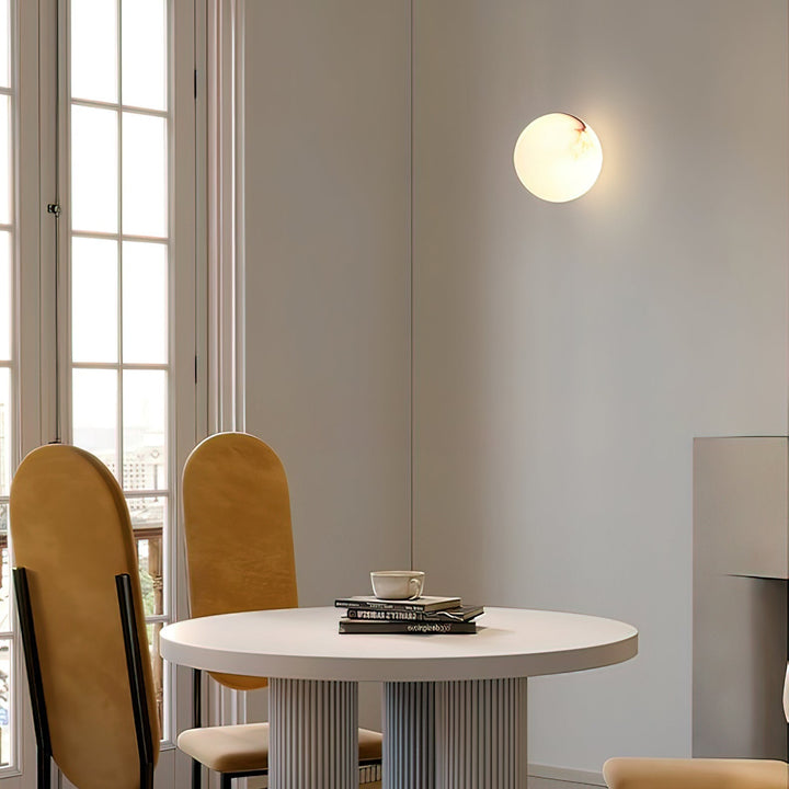 AlbaGlobus: Applique rotonda LED 1-fiamma con sfera in vetro di alabastro e telaio in ferro – per corridoio e soggiorno