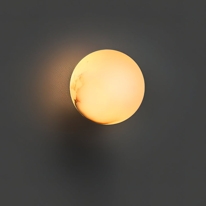 AlbaGlobus: Applique rotonda LED 1-fiamma con sfera in vetro di alabastro e telaio in ferro – per corridoio e soggiorno