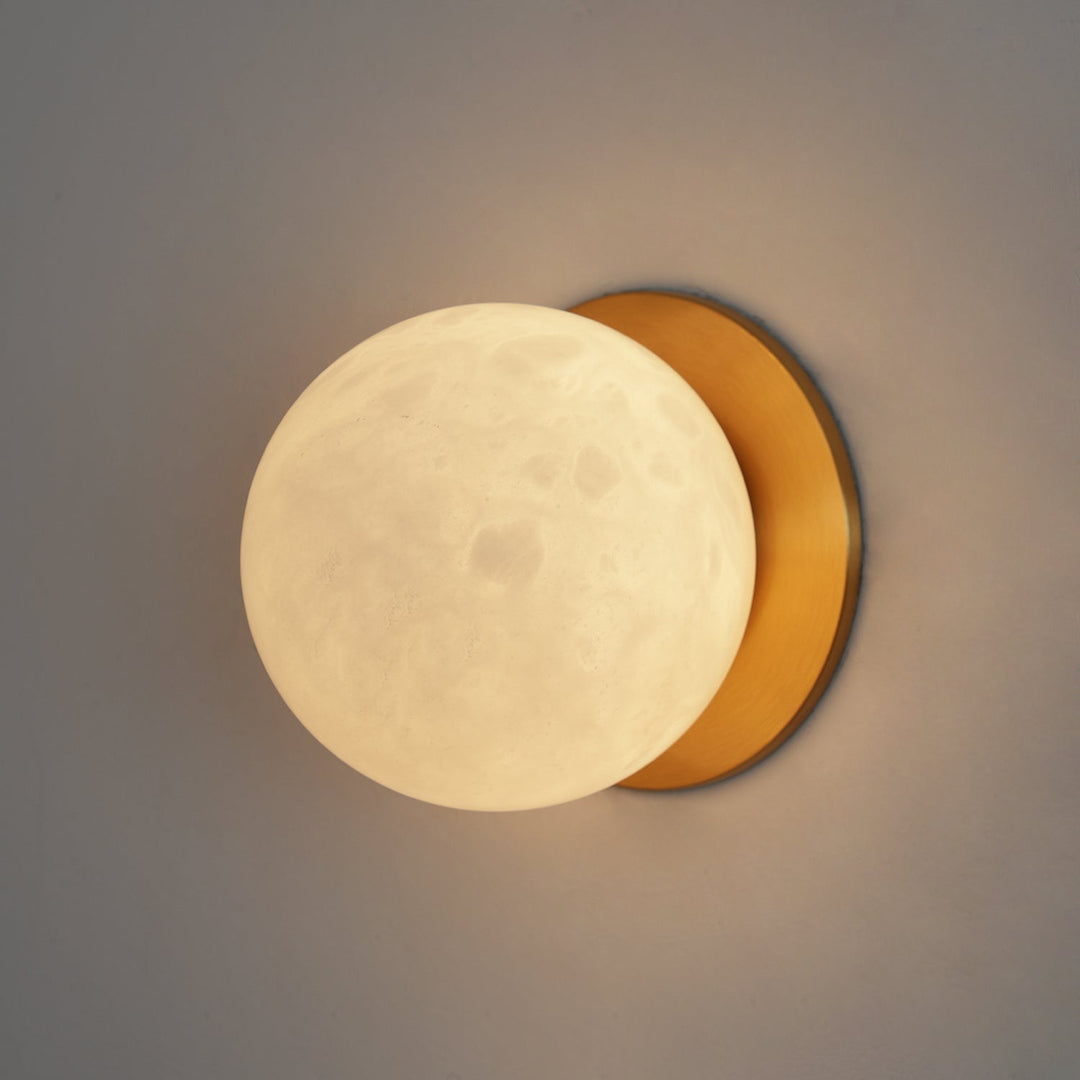 AlbaGlobus: Applique rotonda LED 1-fiamma con sfera in vetro di alabastro e telaio in ferro – per corridoio e soggiorno
