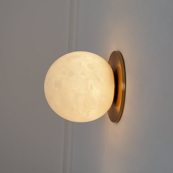 AlbaGlobus: Applique rotonda LED 1-fiamma con sfera in vetro di alabastro e telaio in ferro – per corridoio e soggiorno