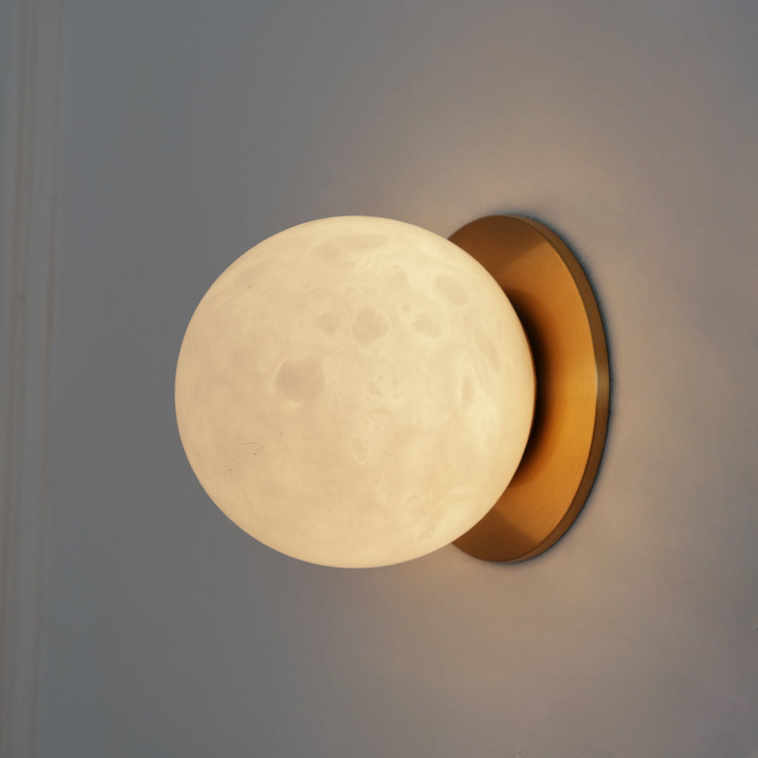 AlbaGlobus: Applique rotonda LED 1-fiamma con sfera in vetro di alabastro e telaio in ferro – per corridoio e soggiorno