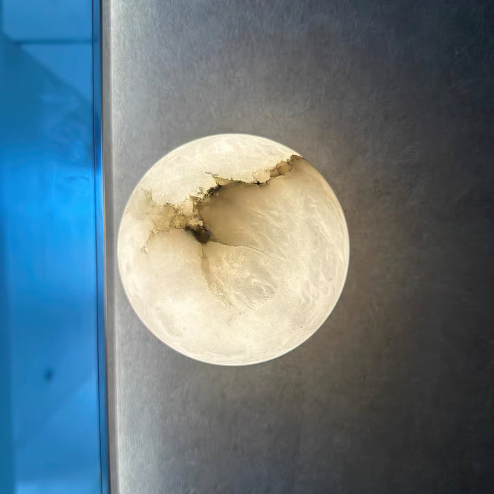 AlbaGlobus: Applique rotonda LED 1-fiamma con sfera in vetro di alabastro e telaio in ferro – per corridoio e soggiorno