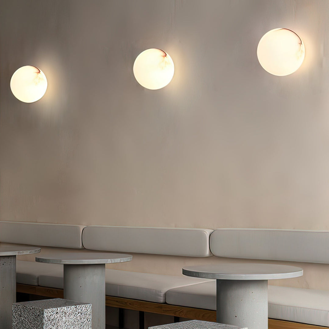 AlbaGlobus: Applique rotonda LED 1-fiamma con sfera in vetro di alabastro e telaio in ferro – per corridoio e soggiorno