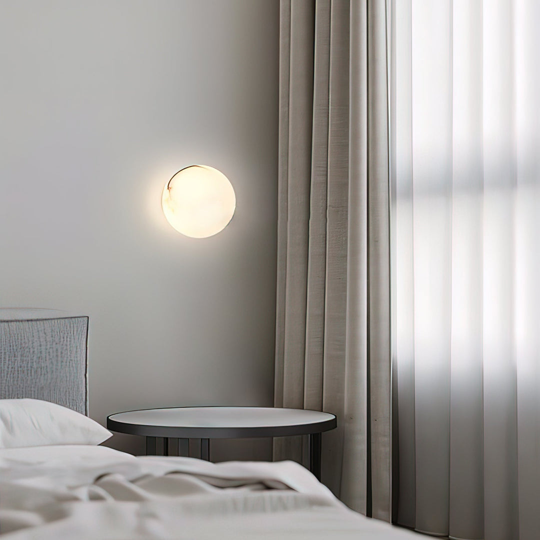 AlbaGlobus: Applique rotonda LED 1-fiamma con sfera in vetro di alabastro e telaio in ferro – per corridoio e soggiorno
