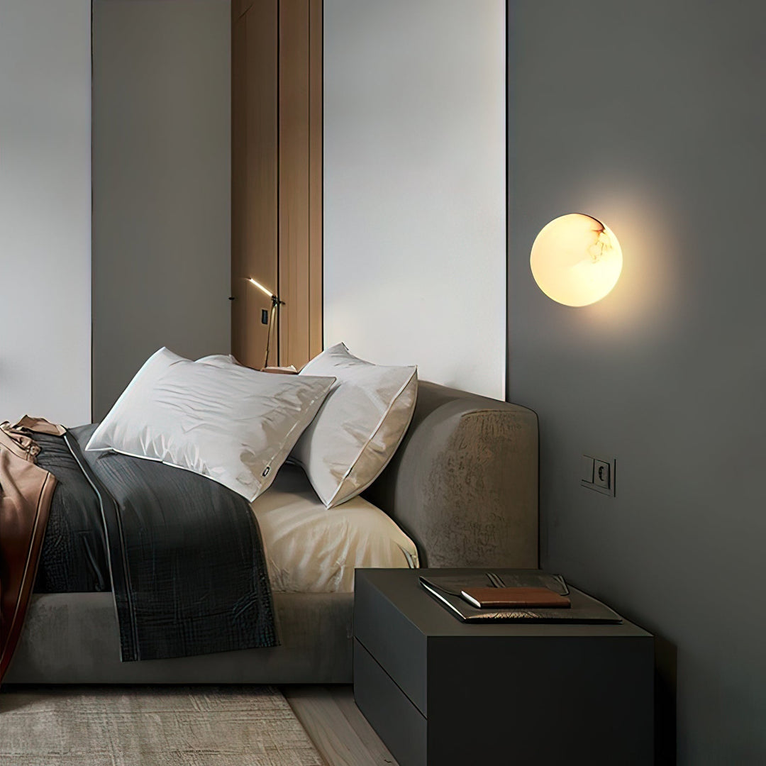 AlbaGlobus: Applique rotonda LED 1-fiamma con sfera in vetro di alabastro e telaio in ferro – per corridoio e soggiorno