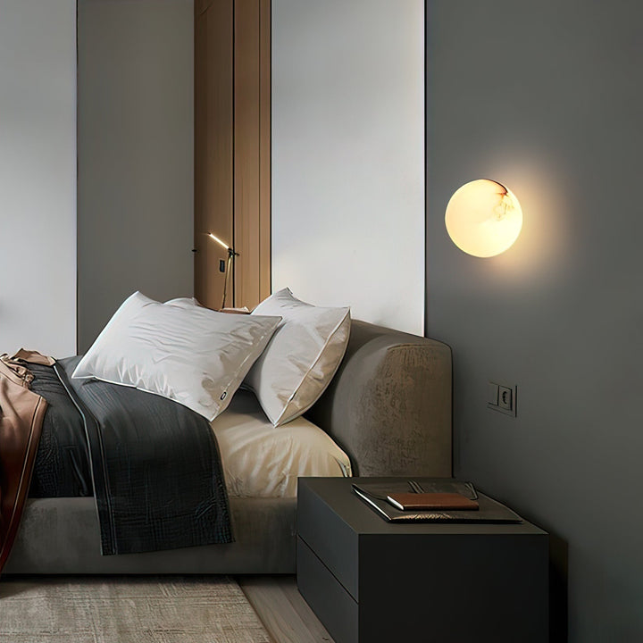 AlbaGlobus: Applique rotonda LED 1-fiamma con sfera in vetro di alabastro e telaio in ferro – per corridoio e soggiorno