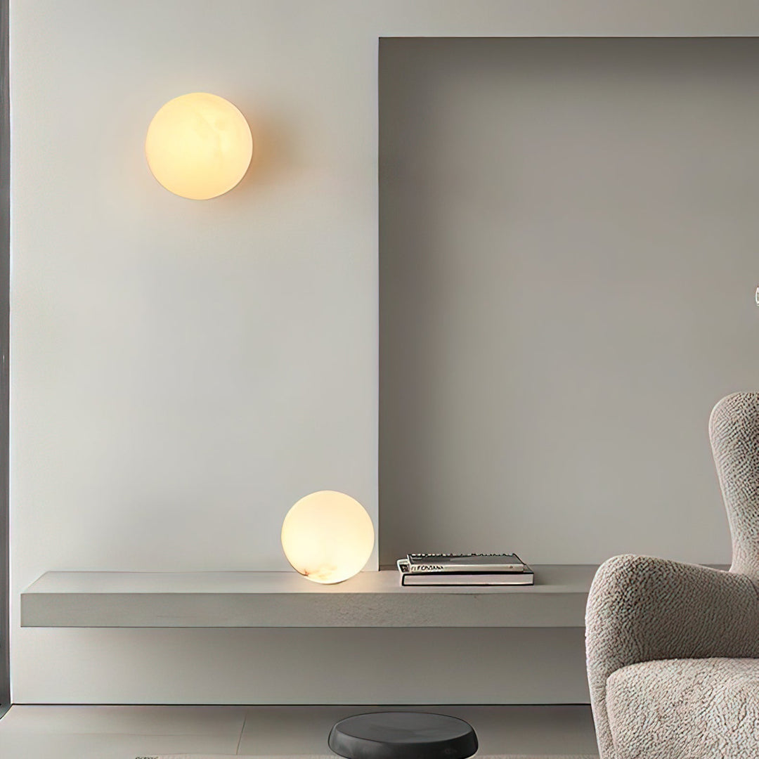 AlbaGlobus: Applique rotonda LED 1-fiamma con sfera in vetro di alabastro e telaio in ferro – per corridoio e soggiorno