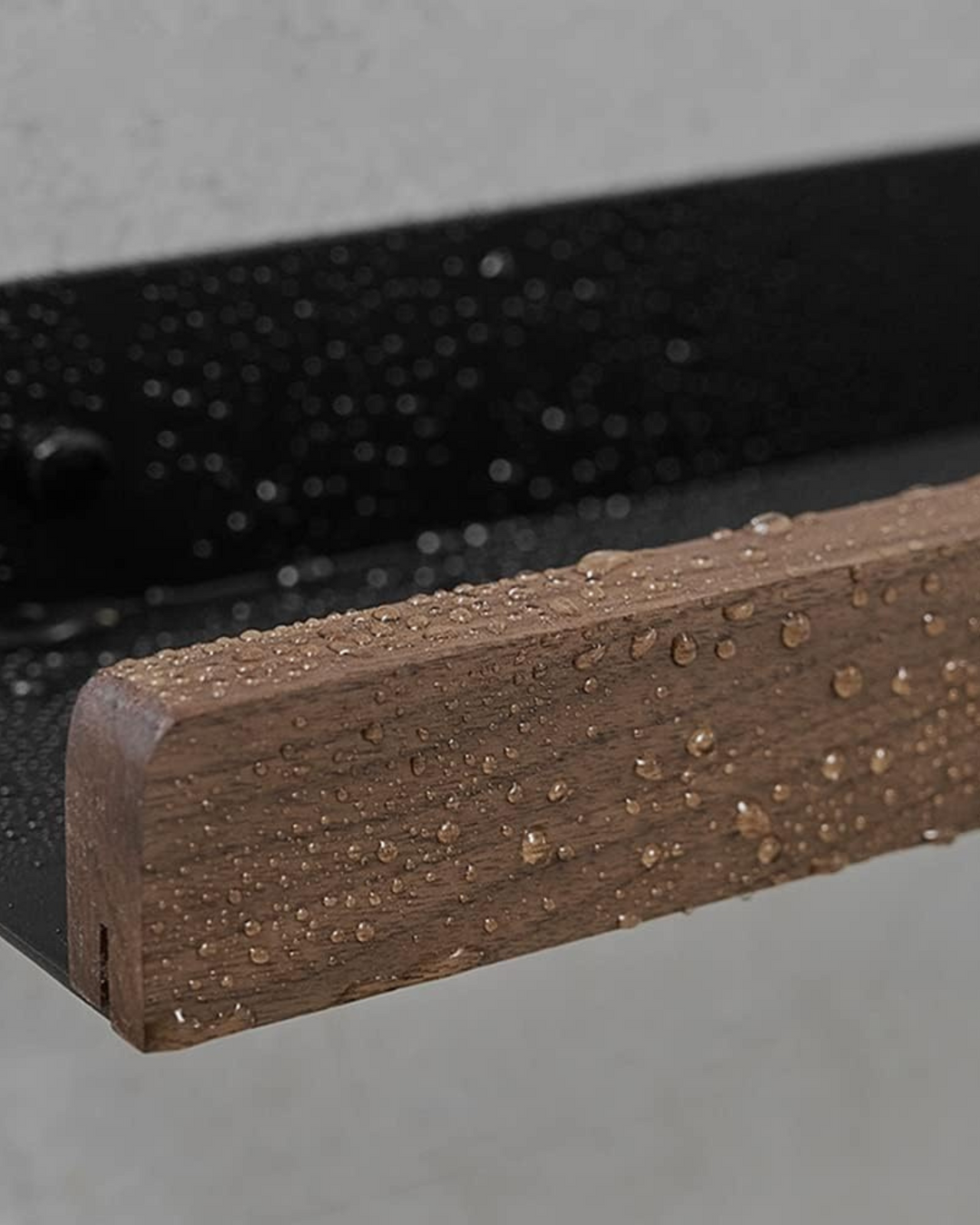 AlignaLume: Mensola moderna da parete in metallo con frontale in legno e design minimalista – per bagno e cucina