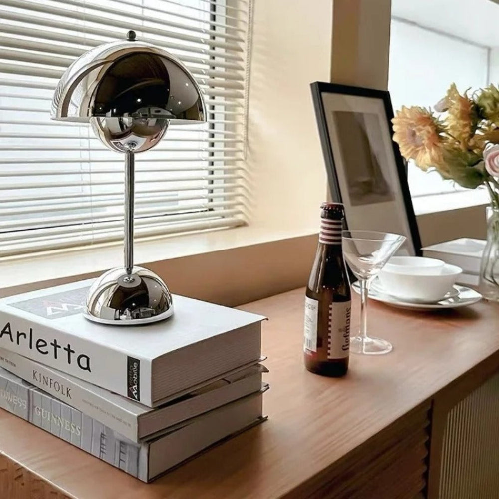 AuraGleam: Lampada da tavolo LED ricaricabile con design in cromo e dimmerazione continua – per interni e decorazione