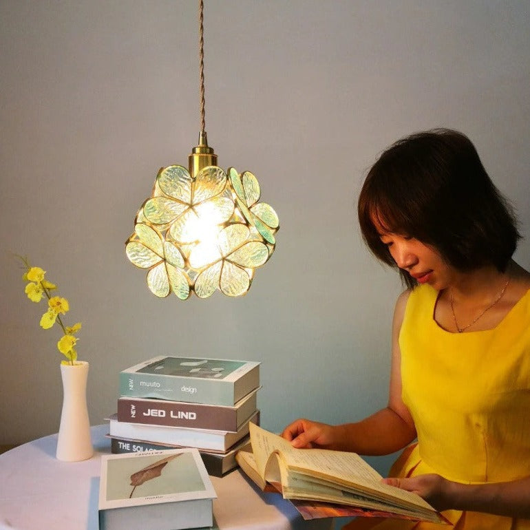 AureliaBloom: Lampada a sospensione in vetro con design a petali – ideale per soggiorno e camera da letto