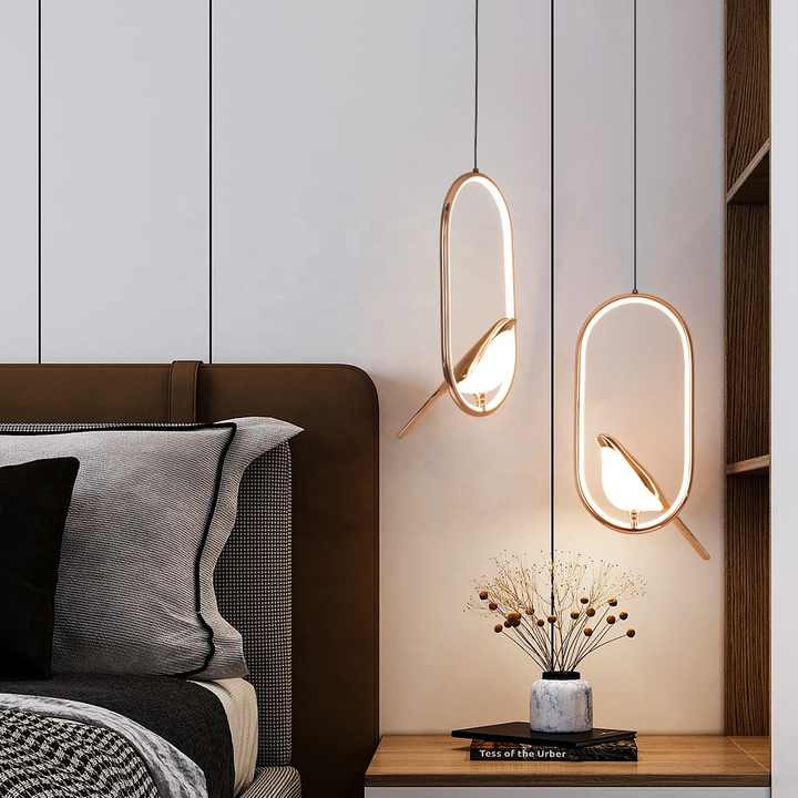 AuriBird: Lampada a sospensione di design dorata con uccello – Luce elegante per spazi abitativi tranquilli