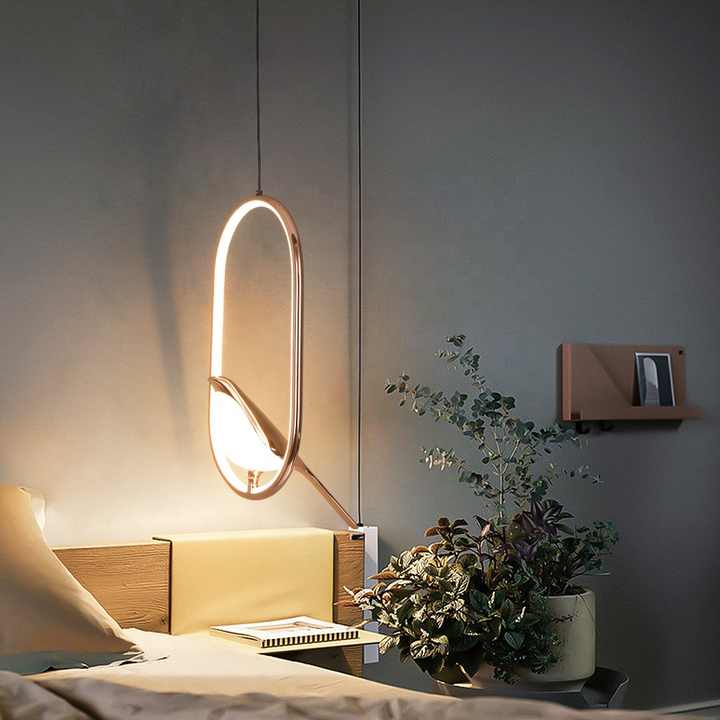 AuriBird: Lampada a sospensione di design dorata con uccello – Luce elegante per spazi abitativi tranquilli