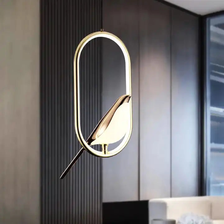 AuriBird: Lampada a sospensione di design dorata con uccello – Luce elegante per spazi abitativi tranquilli