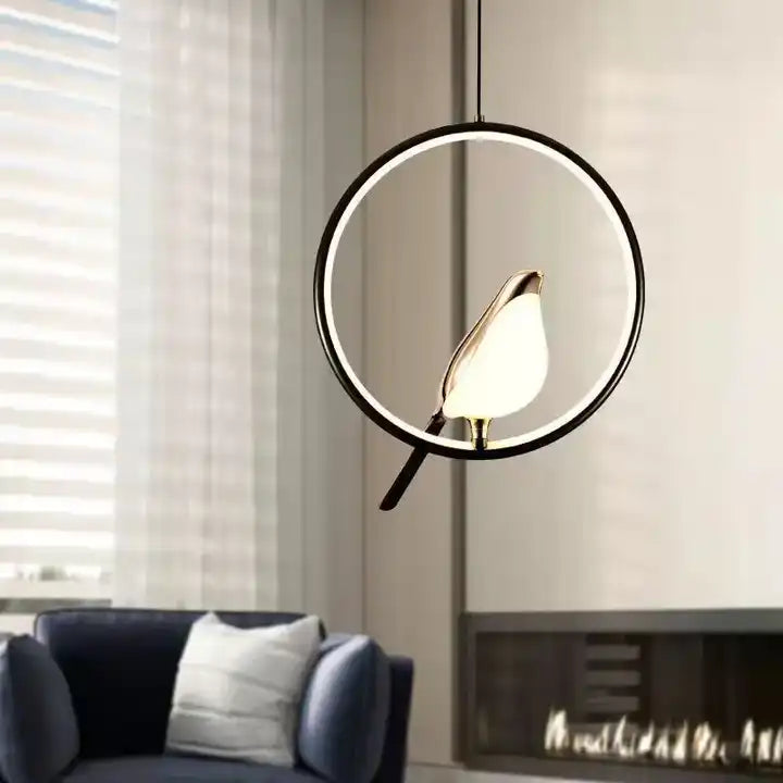 AuriBird: Lampada a sospensione di design dorata con uccello – Luce elegante per spazi abitativi tranquilli