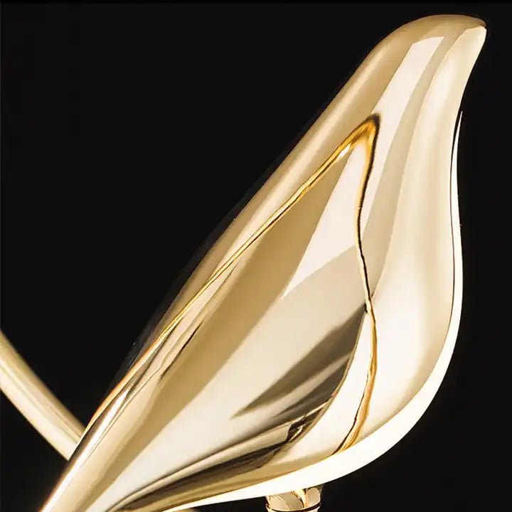 AuriBird: Lampada a sospensione di design dorata con uccello – Luce elegante per spazi abitativi tranquilli