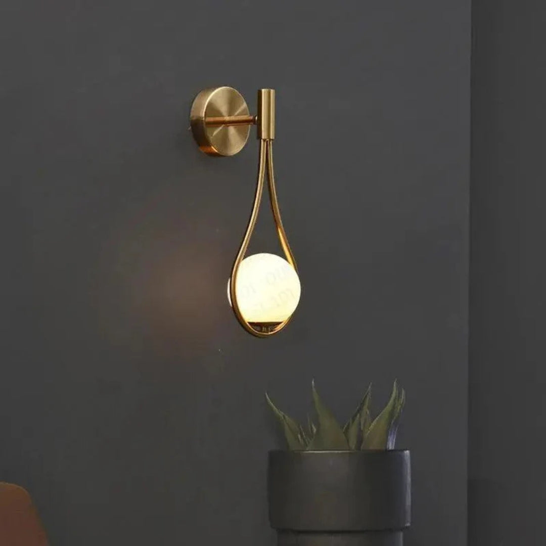 AuriLune: Applique di design con sfera di vetro – Elegante lampada da parete in stile moderno
