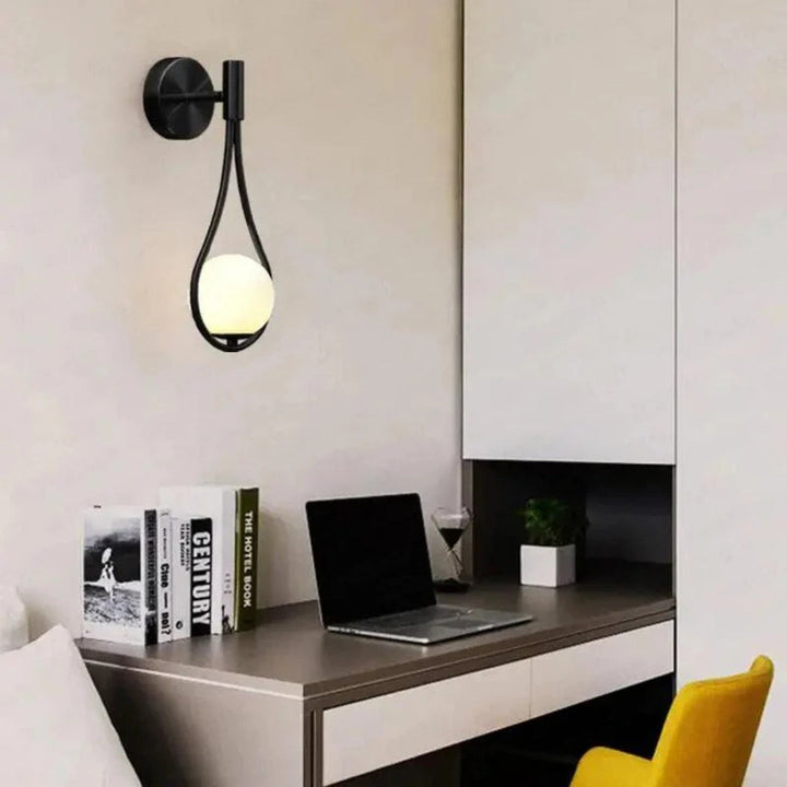 AuriLune: Applique di design con sfera di vetro – Elegante lampada da parete in stile moderno