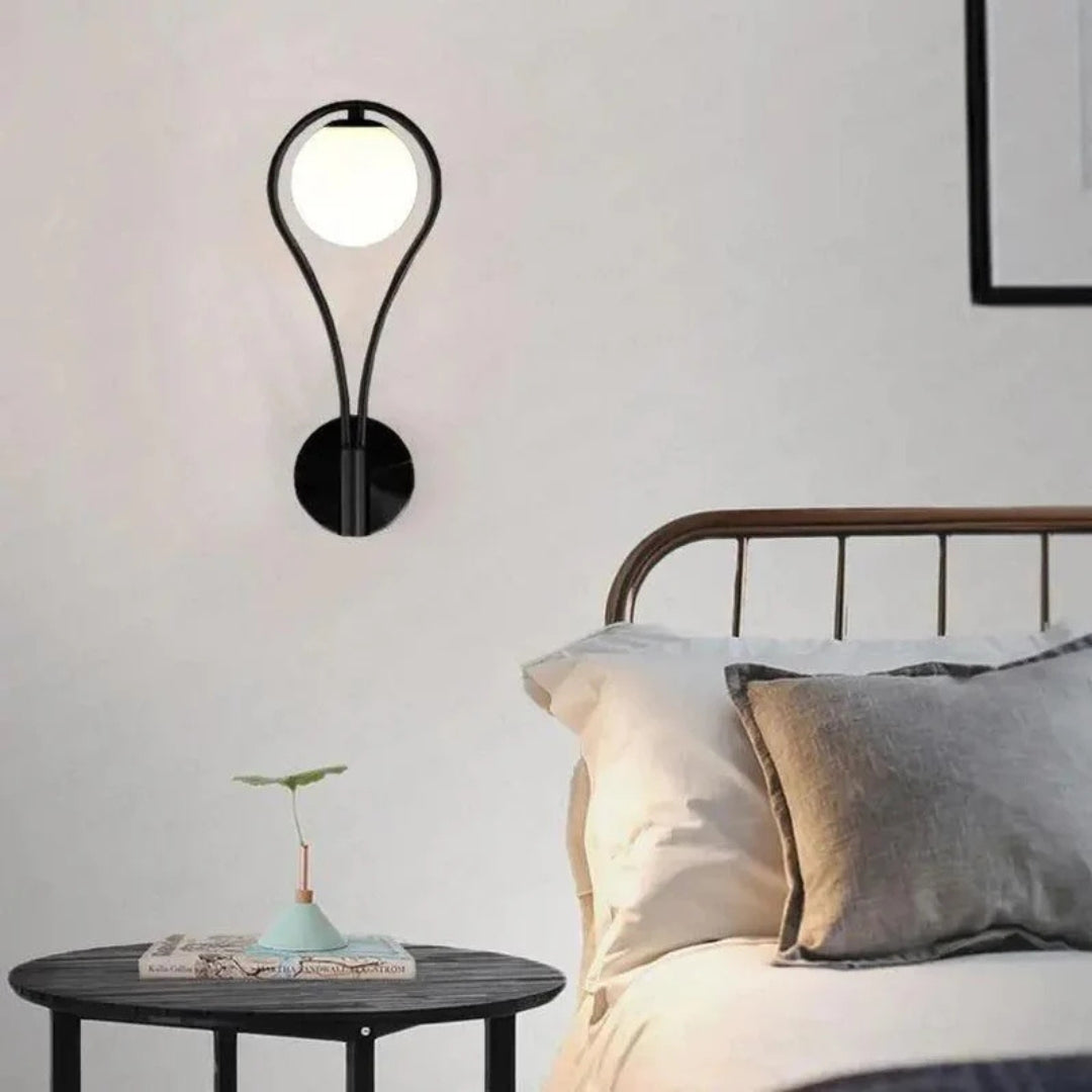 AuriLune: Applique di design con sfera di vetro – Elegante lampada da parete in stile moderno