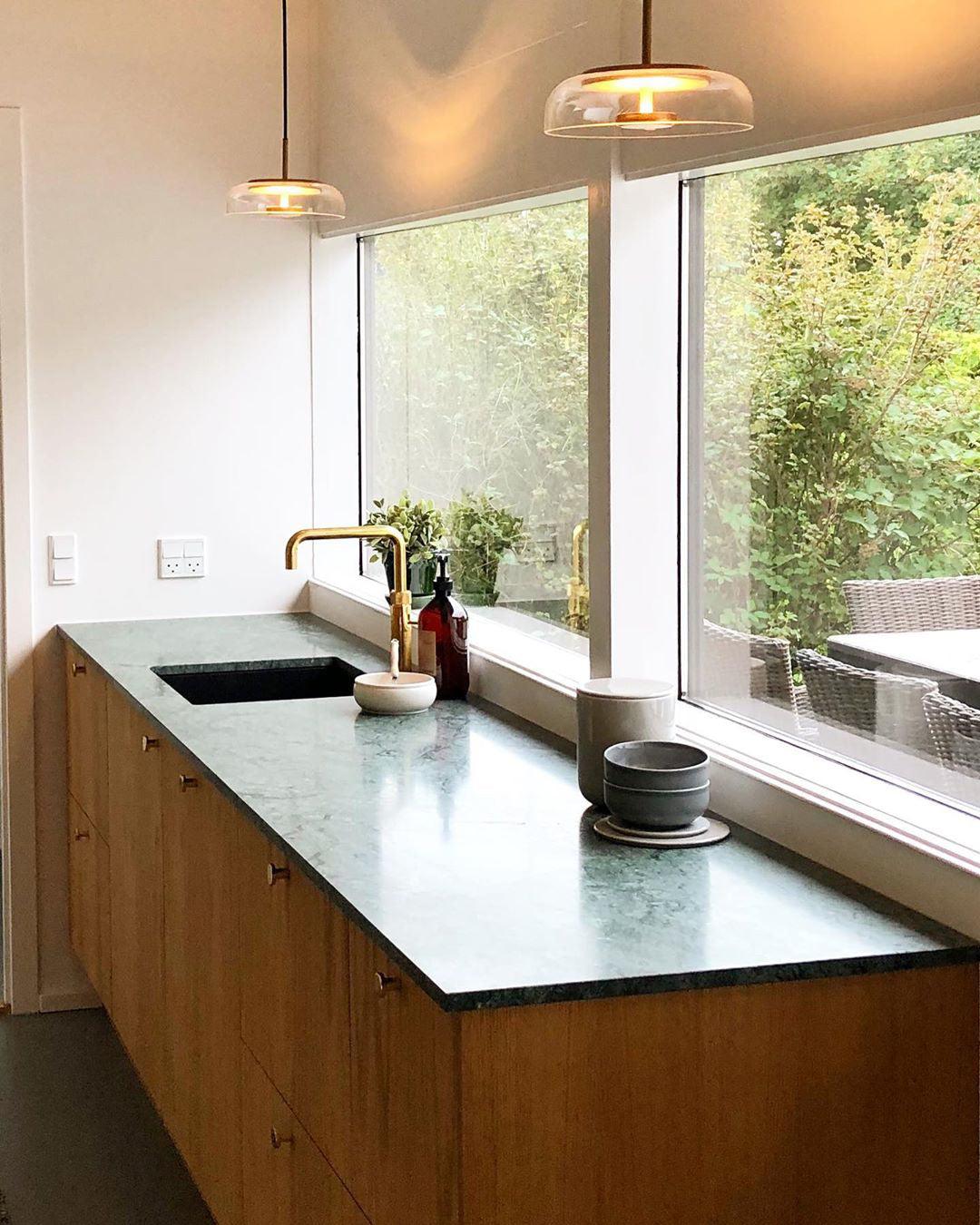 Solara: Lampadario in ottone e vetro con LED integrato – per sala da pranzo e soggiorno