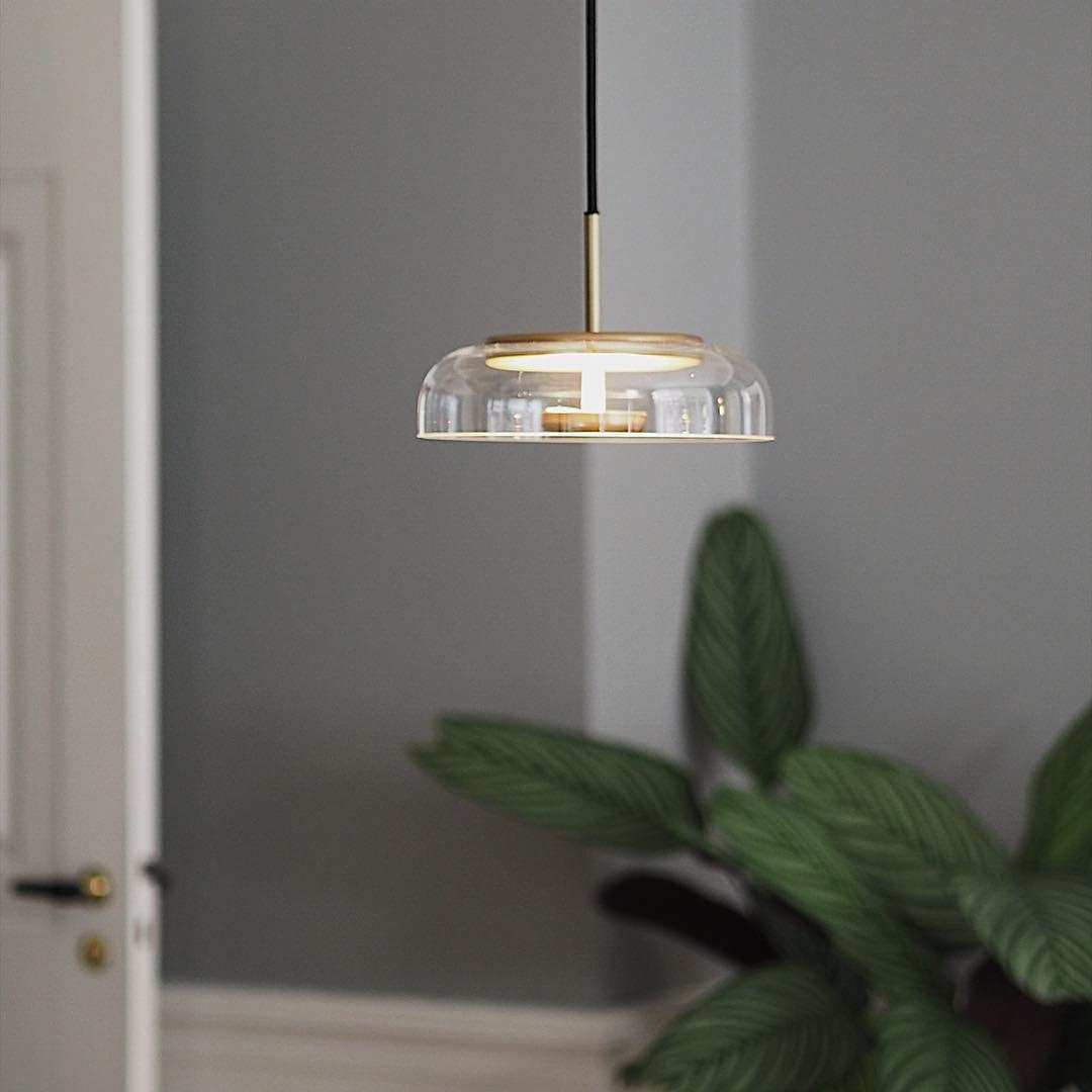 Solara: Lampadario in ottone e vetro con LED integrato – per sala da pranzo e soggiorno