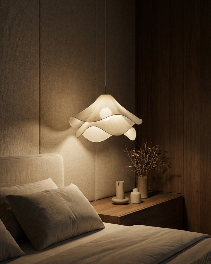 Brillio di Petali: Lampada a Sospensione Design – esclusiva lampada in tessuto con accento dorato, elegante per sala da pranzo e camera da letto