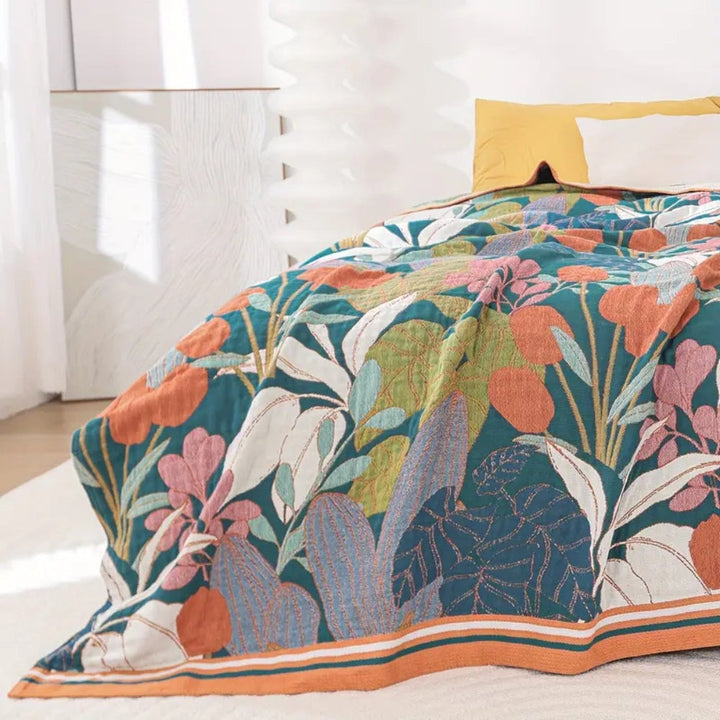 BotanischerWebstuhl: Coperta in cotone traspirante con motivo floreale botanico e leggera struttura in garza – per divano e camera da letto