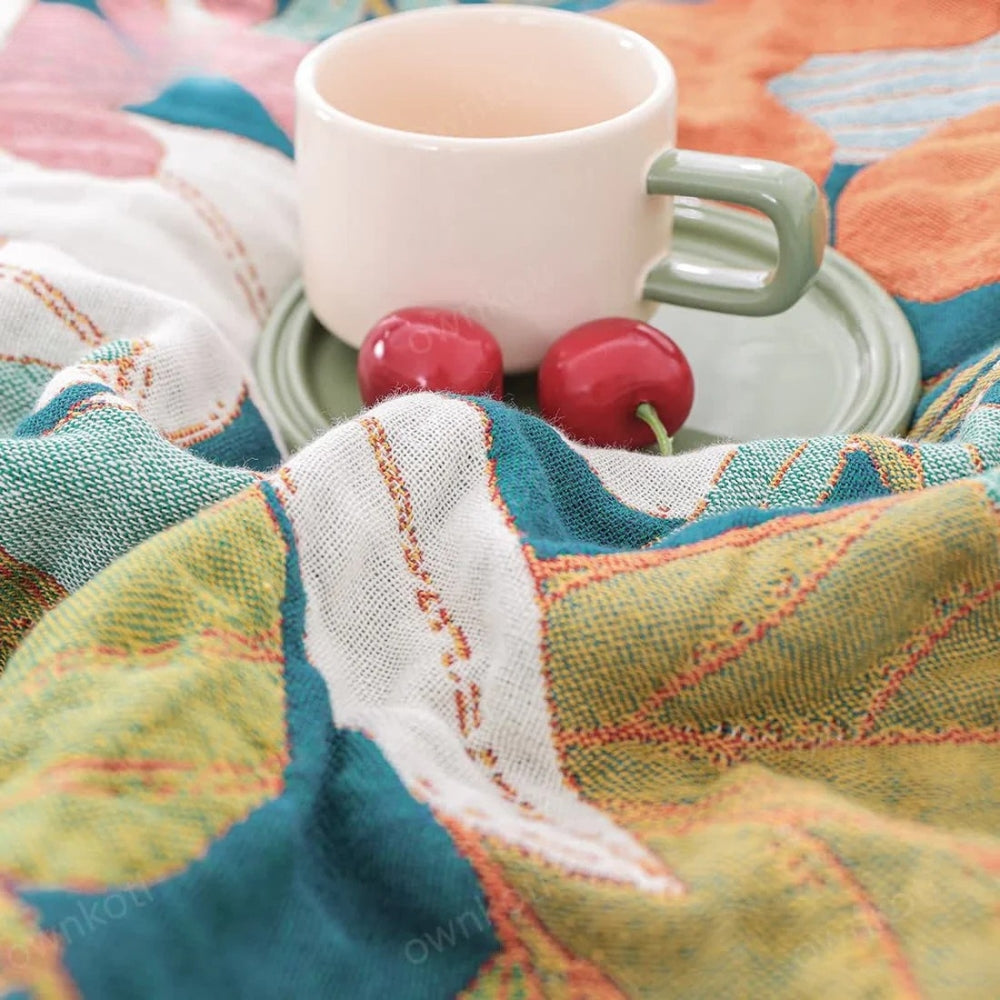 BotanischerWebstuhl: Coperta in cotone traspirante con motivo floreale botanico e leggera struttura in garza – per divano e camera da letto