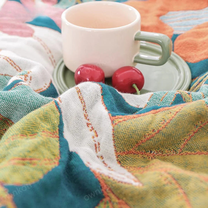 BotanischerWebstuhl: Coperta in cotone traspirante con motivo floreale botanico e leggera struttura in garza – per divano e camera da letto