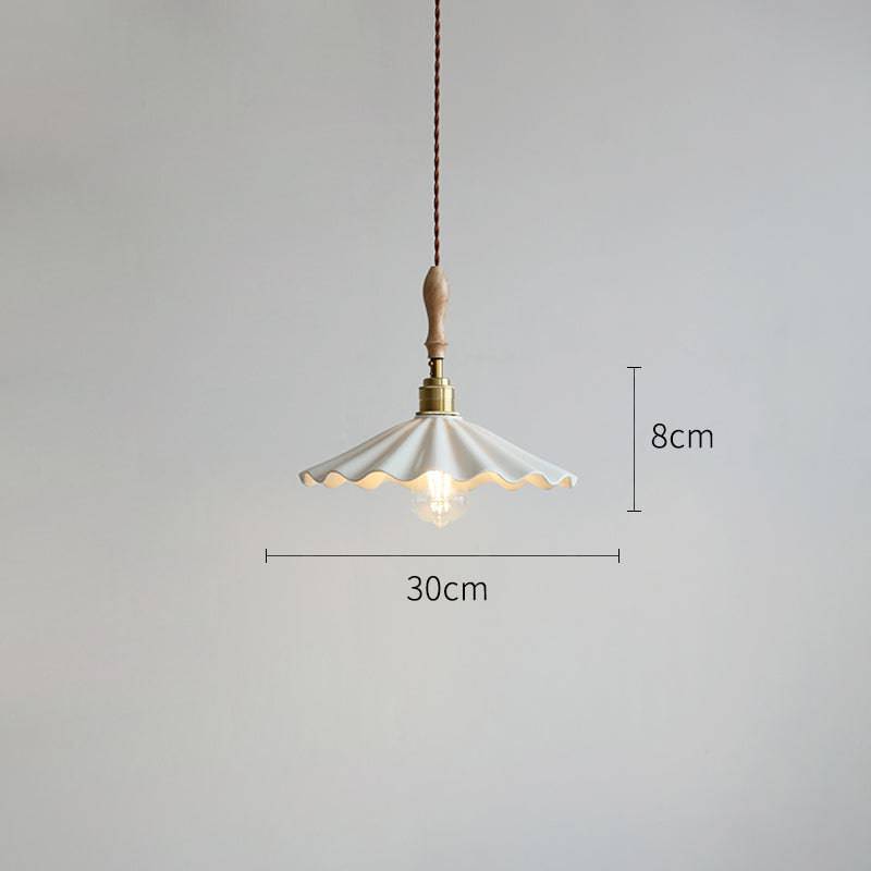 Brasséa: Lampada a sospensione con paralume in ceramica rigata e supporto in legno – per isola cucina e zona colazione