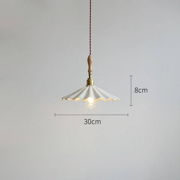 Brasséa: Lampada a sospensione con paralume in ceramica rigata e supporto in legno – per isola cucina e zona colazione