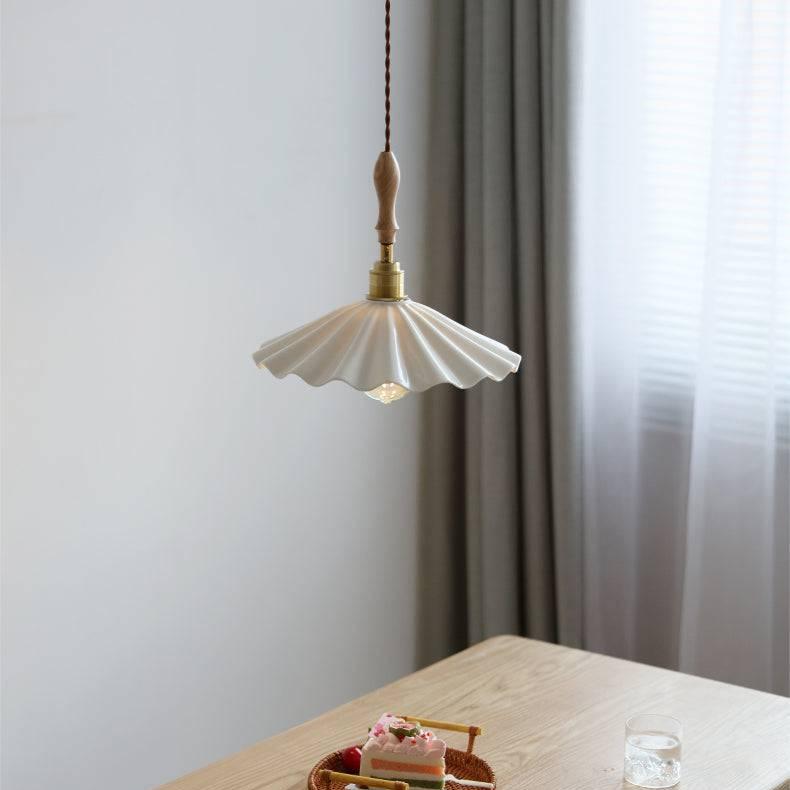 Brasséa: Lampada a sospensione con paralume in ceramica rigata e supporto in legno – per isola cucina e zona colazione