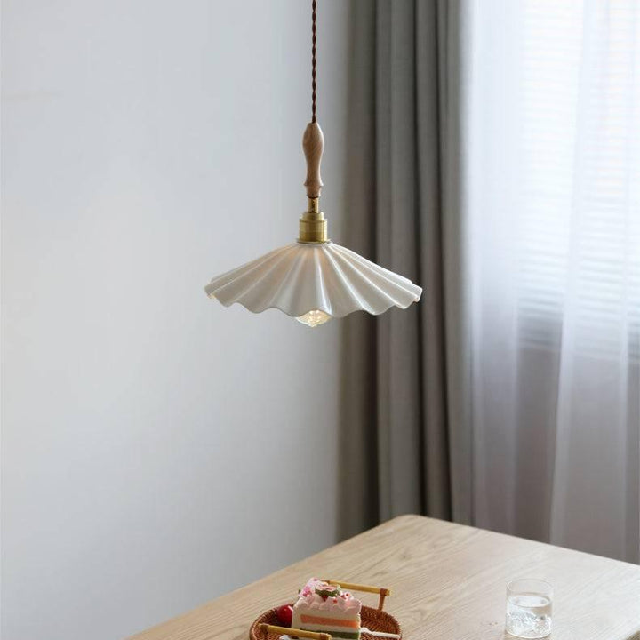 Brasséa: Lampada a sospensione con paralume in ceramica rigata e supporto in legno – per isola cucina e zona colazione