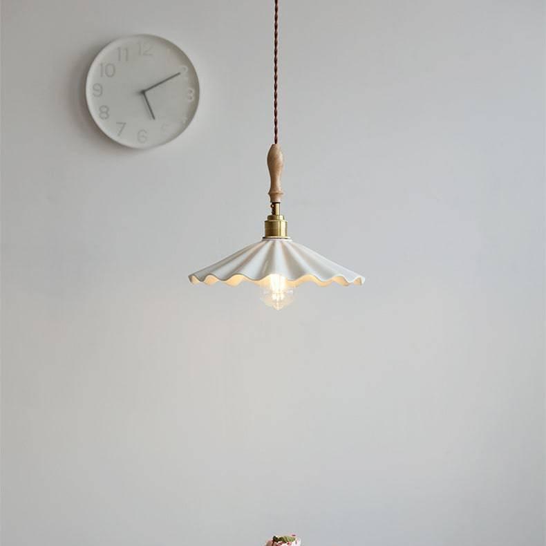 Brasséa: Lampada a sospensione con paralume in ceramica rigata e supporto in legno – per isola cucina e zona colazione