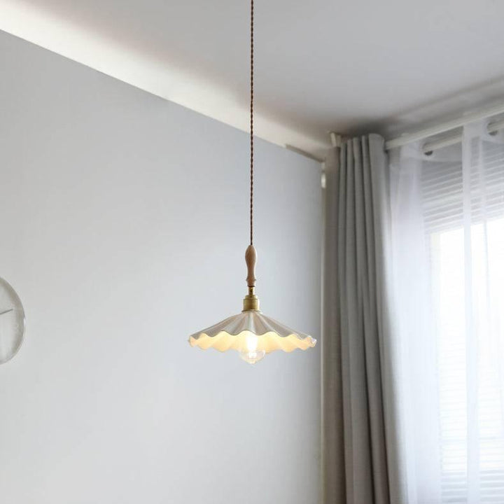 Brasséa: Lampada a sospensione con paralume in ceramica rigata e supporto in legno – per isola cucina e zona colazione