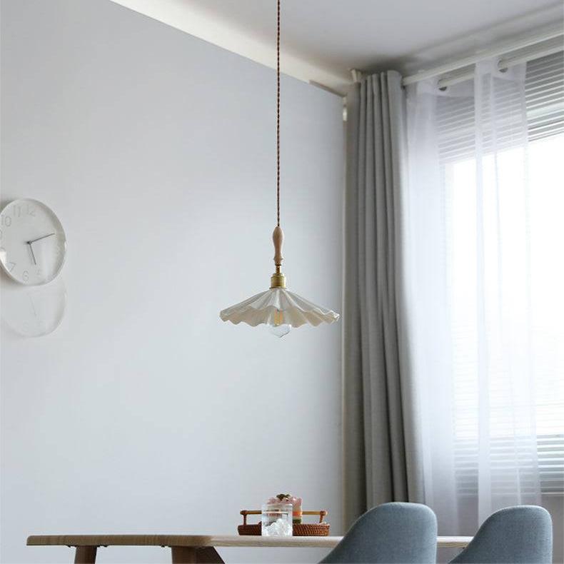 Brasséa: Lampada a sospensione con paralume in ceramica rigata e supporto in legno – per isola cucina e zona colazione
