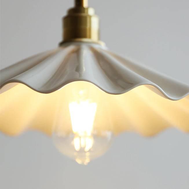 Brasséa: Lampada a sospensione con paralume in ceramica rigata e supporto in legno – per isola cucina e zona colazione