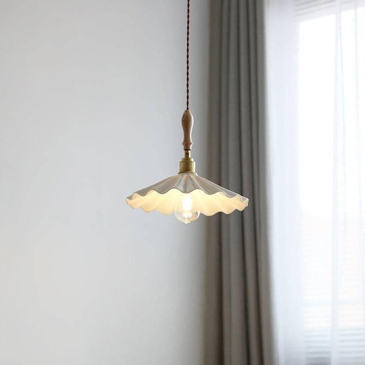 Brasséa: Lampada a sospensione con paralume in ceramica rigata e supporto in legno – per isola cucina e zona colazione