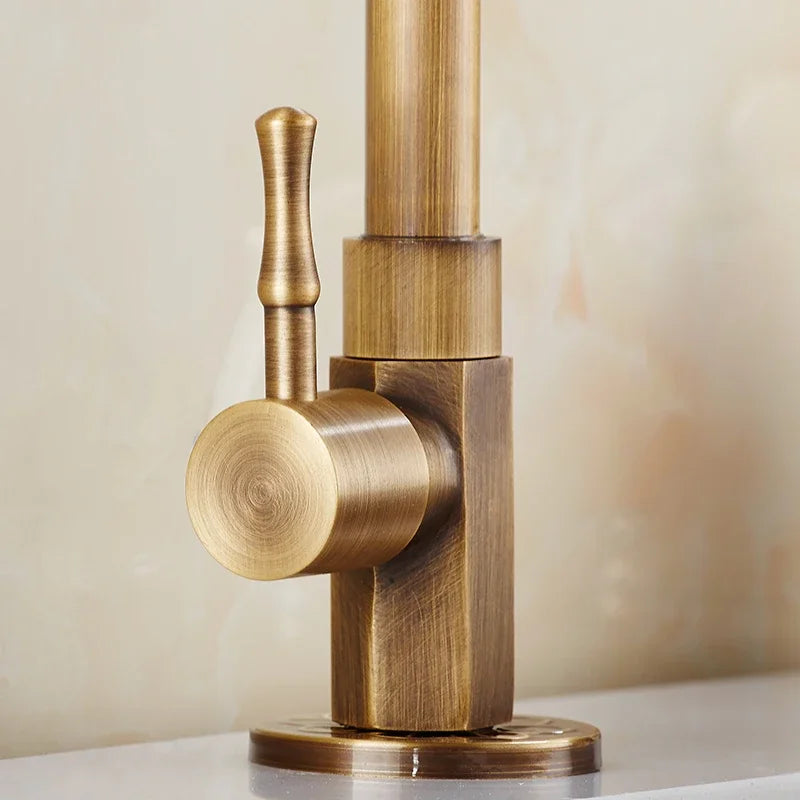 BronzeWelle: Rubinetto da cucina retro con becco a collo di cigno – Design in ottone antico