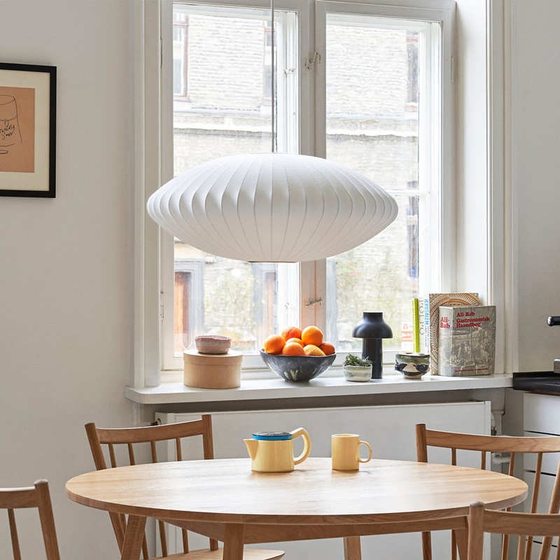 Bubbelo: Lampada a sospensione in seta e acciaio con forma sferica organica – per aree living e studi